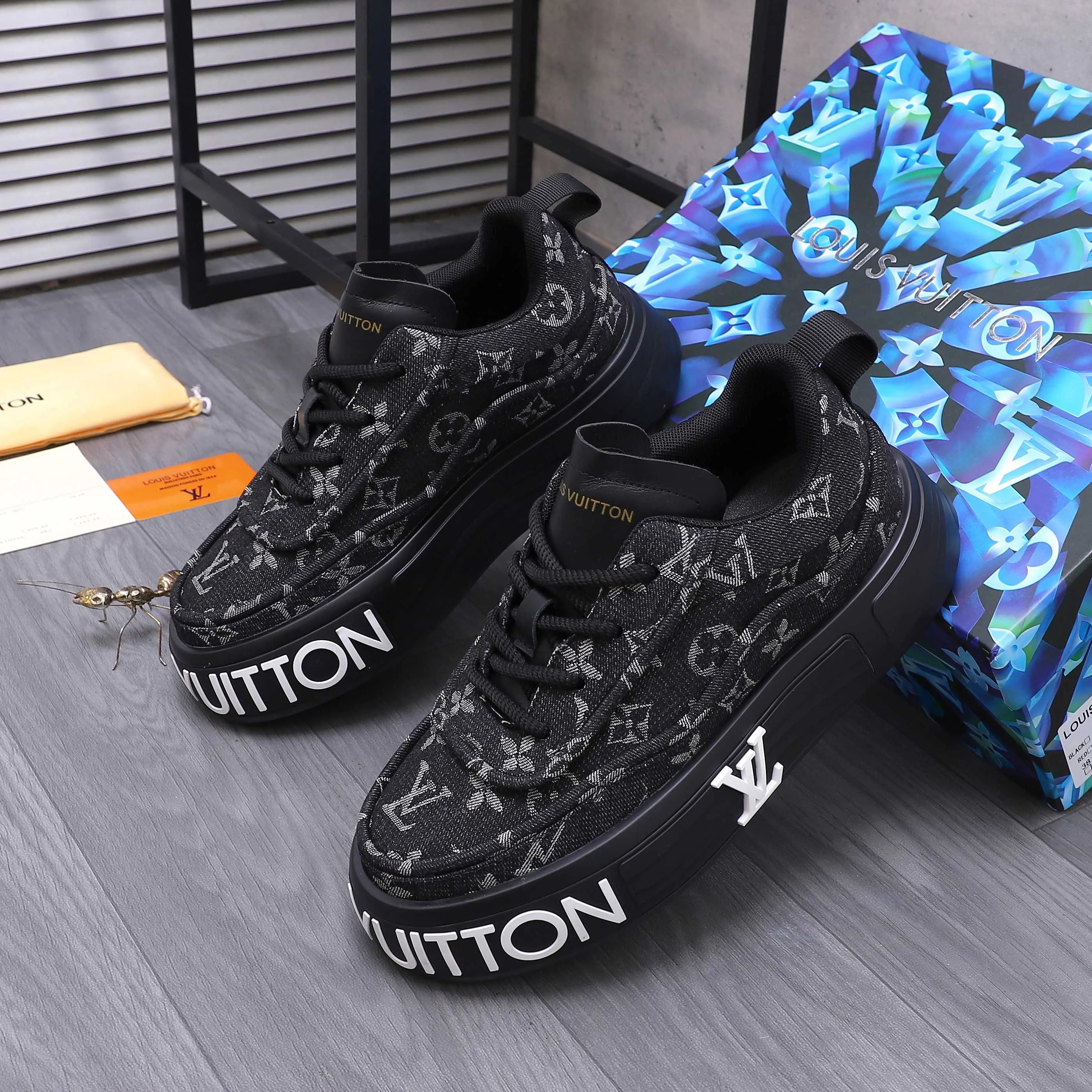 Men's shoes 💰560 Product trademark: LV [Louis Vuitton] casual shoes, regular size. Size: 38-46 (38.45.46 is custom-made and non-returnable) Product materials: Selected breathable denim woven upper, cowhide insole, mesh lining, original outsole